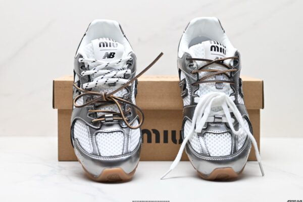 Tênis New Balance X Miu Miu 530 SL em couro metálico e malha - Image 3
