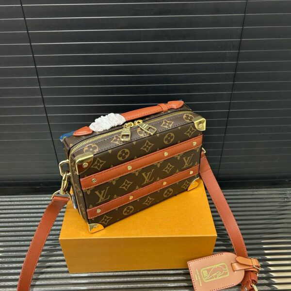 Bolsa Tiracolo Louis Vuitton Soft Trunk - Image 12