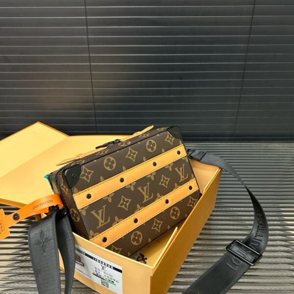 Bolsa Tiracolo Louis Vuitton Soft Trunk - Image 19