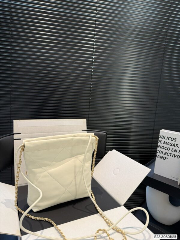 Chanel 22 bag - Image 4
