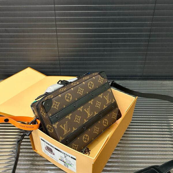 Bolsa Tiracolo Louis Vuitton Soft Trunk - Image 9