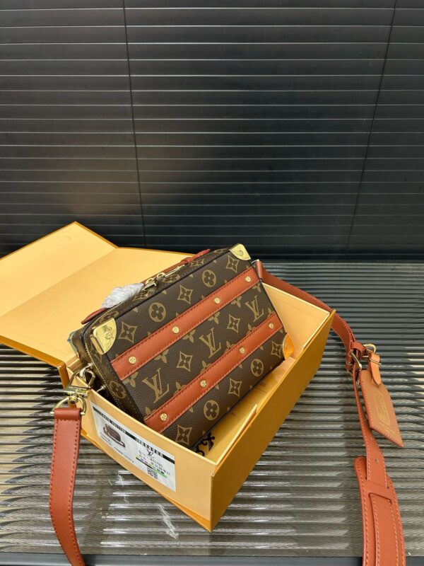 Bolsa Tiracolo Louis Vuitton Soft Trunk - Image 11