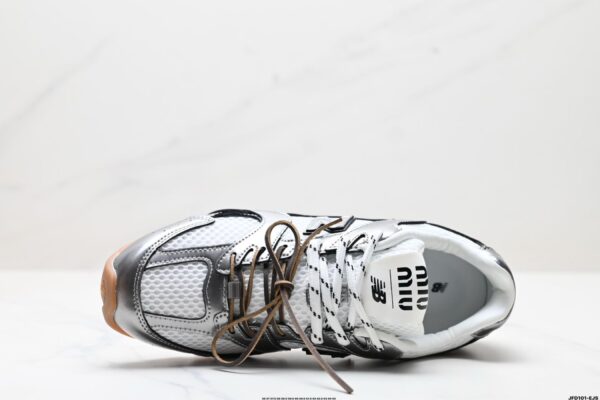 Tênis New Balance X Miu Miu 530 SL em couro metálico e malha - Image 6