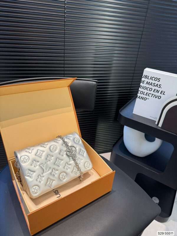 Bolsa Louis Vuitton Coussin - Image 12