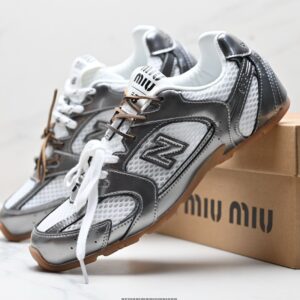 Tênis New Balance X Miu Miu 530 SL em couro metálico e malha