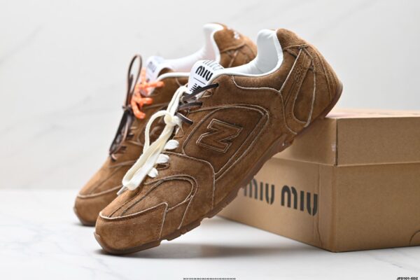 Tênis New Balance X Miu Miu 530 SL em couro metálico e malha - Image 11