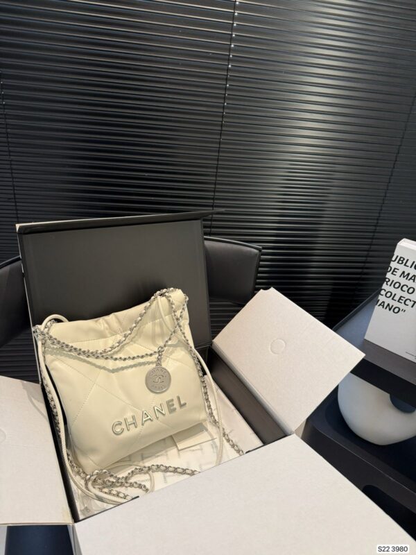 Chanel 22 bag - Image 17